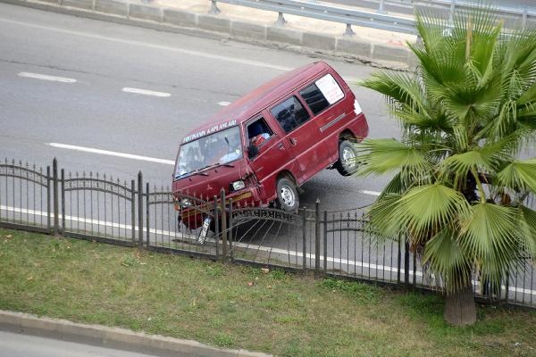 Trabzon'da kaza, minibüs devrildi... 5