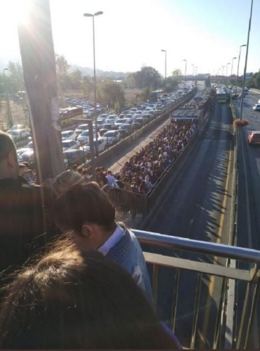 Altunizade metrobüs durağında insan seli 4