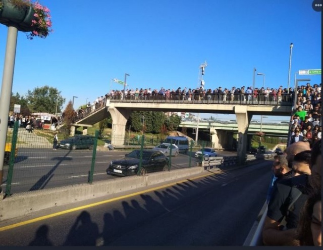 Altunizade metrobüs durağında insan seli 2