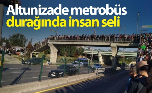 Altunizade metrobüs durağında insan seli 1