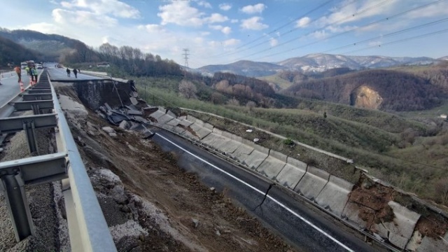 Karayolu bomba patlamış gibi çöktü 2