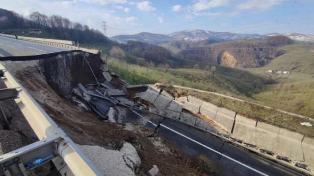 Karayolu bomba patlamış gibi çöktü 7