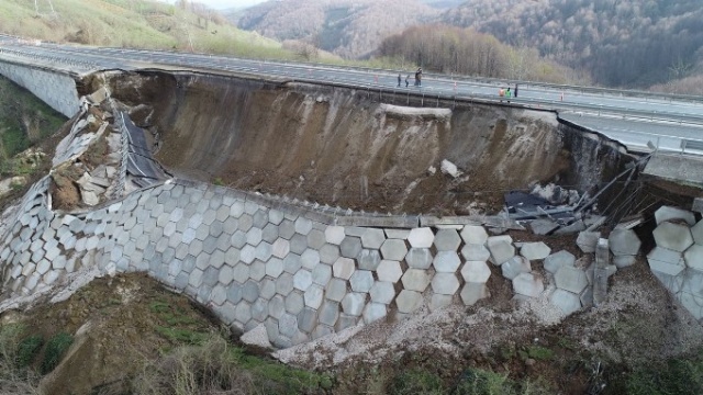 Karayolu bomba patlamış gibi çöktü 5