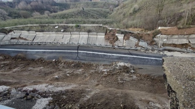 Karayolu bomba patlamış gibi çöktü 11