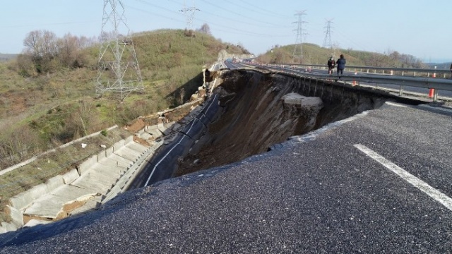 Karayolu bomba patlamış gibi çöktü 6