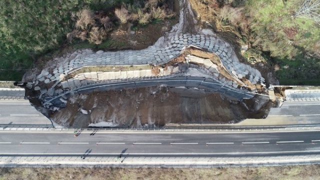 Karayolu bomba patlamış gibi çöktü 8