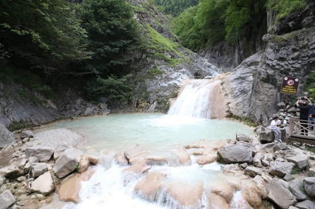 Karadeniz'de ziyaretçilerin gözdesi 'Mavigöl' oldu 4