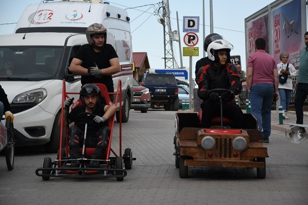 Artvin'de hurdalardan yaptıkları araçlarla yarıştılar. Foto Galeri 5