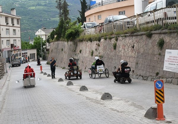 Artvin'de hurdalardan yaptıkları araçlarla yarıştılar. Foto Galeri 11