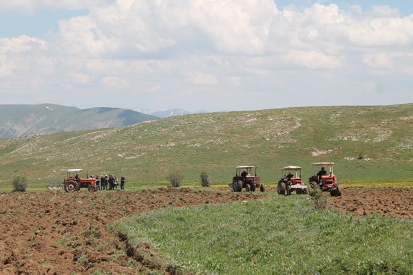 Bayburt'ta çeyrek asrı aşkın ekilmeyen tarım arazileri için önemli adım. Foto Haber 2