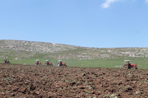 Bayburt'ta çeyrek asrı aşkın ekilmeyen tarım arazileri için önemli adım. Foto Haber 3