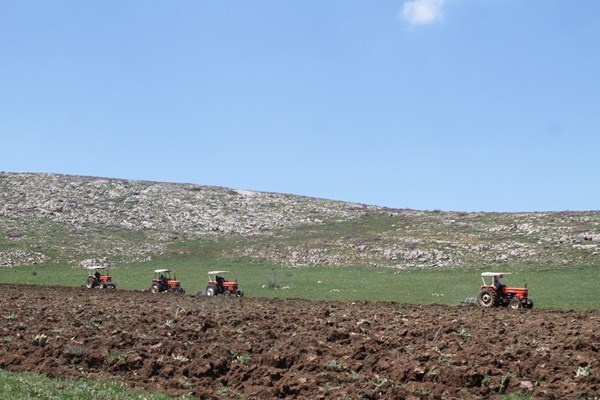 Bayburt'ta çeyrek asrı aşkın ekilmeyen tarım arazileri için önemli adım. Foto Haber 4