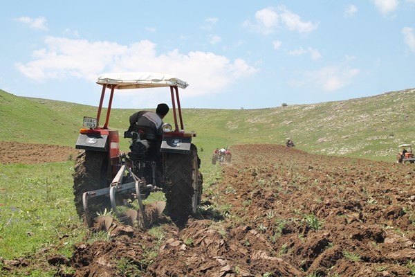 Bayburt'ta çeyrek asrı aşkın ekilmeyen tarım arazileri için önemli adım. Foto Haber 7