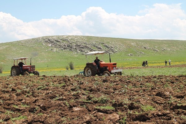 Bayburt'ta çeyrek asrı aşkın ekilmeyen tarım arazileri için önemli adım. Foto Haber 5