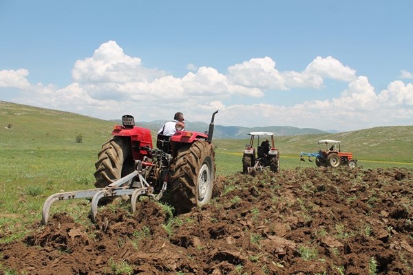 Bayburt'ta çeyrek asrı aşkın ekilmeyen tarım arazileri için önemli adım. Foto Haber 8