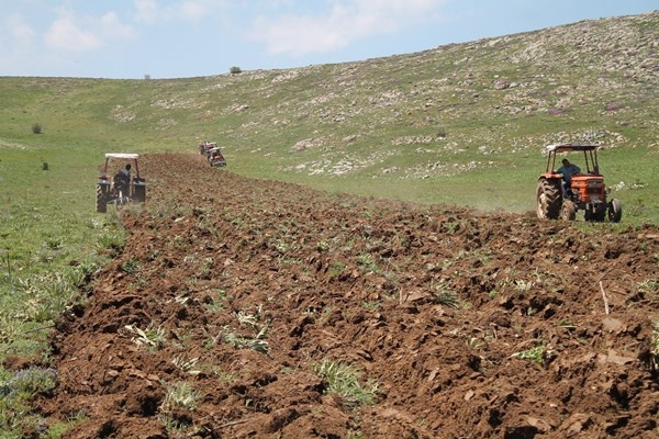 Bayburt'ta çeyrek asrı aşkın ekilmeyen tarım arazileri için önemli adım. Foto Haber 6