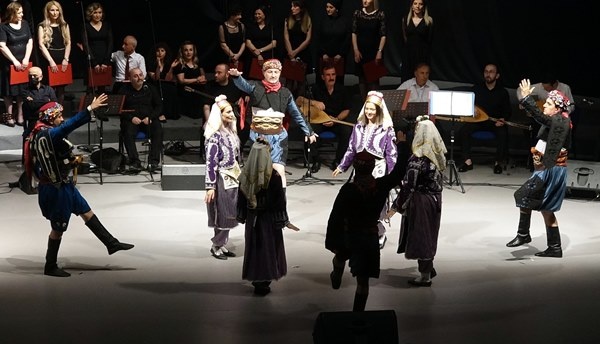 Trabzon'da sağlıkçı orkestra ve korosu sahnede. Foto Haber 4