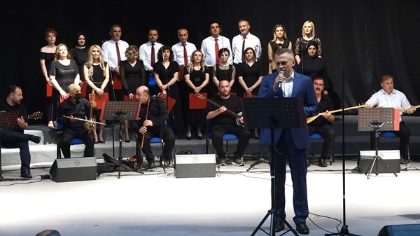 Trabzon'da sağlıkçı orkestra ve korosu sahnede. Foto Haber 10