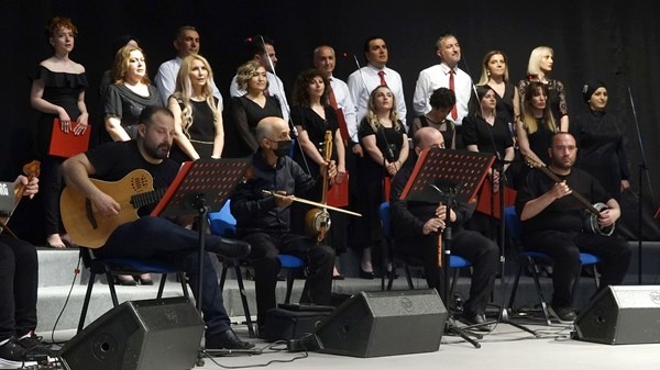 Trabzon'da sağlıkçı orkestra ve korosu sahnede. Foto Haber 8