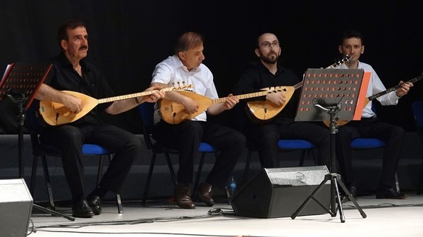 Trabzon'da sağlıkçı orkestra ve korosu sahnede. Foto Haber 3