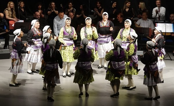 Trabzon'da sağlıkçı orkestra ve korosu sahnede. Foto Haber 7