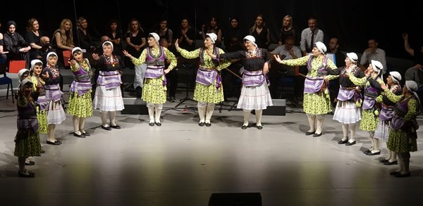 Trabzon'da sağlıkçı orkestra ve korosu sahnede. Foto Haber 2