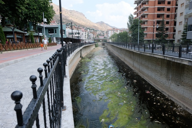 Gümüşhane'de sular çekilince Harşit Çay'ı çöplüğe döndü. Foto Haber 10