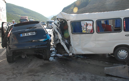 Samsun'da Yolcu Minübüsü otomobil ile çarpıştı, 5 ölü 15 yaralı. 13 Temmuz 2012