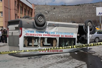 Hasta taşıyan araç takla attı!