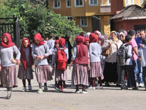 Okul protestoları iki müdürü görevden etti