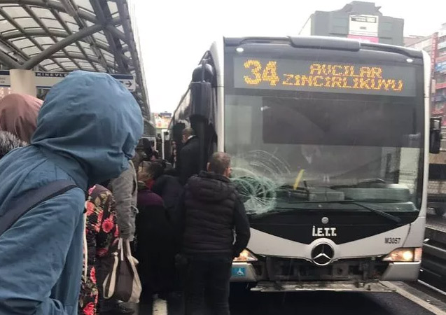 Yolcuya metrobüs çarptı