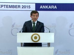 Davutoğlu: "Göçmenlere karşı takınılan tavrı görüyoruz"