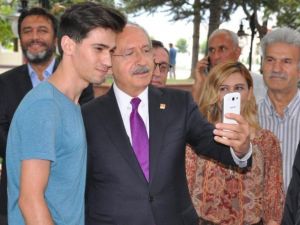 Gencin elleri titreyince selfieyi Kılıçdaroğlu çekti