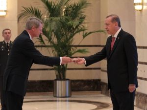 Büyükelçi Erdoğan’a güven mektubunu sundu