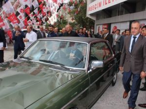 Bahçeli klasik otomobiliyle geldi