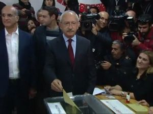 Kılıçdaroğlu eşiyle birlikte oyunu kullandı