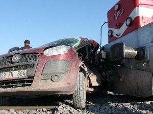 Tren önüne kattığı aracı 200 metre sürükledi