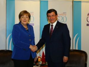 Davutoğlu Merkel ile AB ve mültecileri konuştu