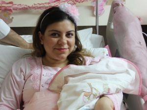 İlk tüp bebek anne oldu