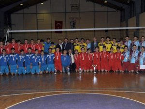 Araklı Voleybolda madalyaları topladı!