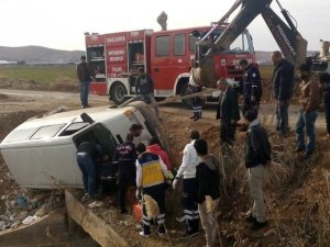 Direksiyona geçen çocuk ölümden döndü