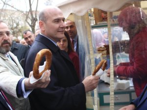 Bakan Soylu Tekirdağ’da simit dağıttı