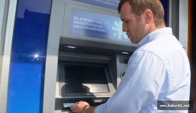 ATM'de bulduğu parayı polise verdi