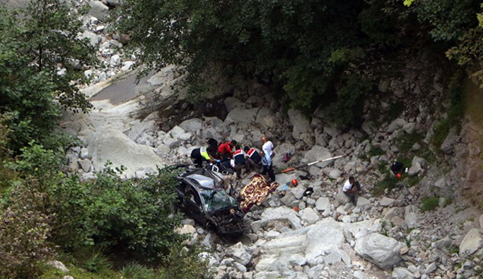 Artvin'de Cankurtaran can aldı: 200 metrelik uçuruma...