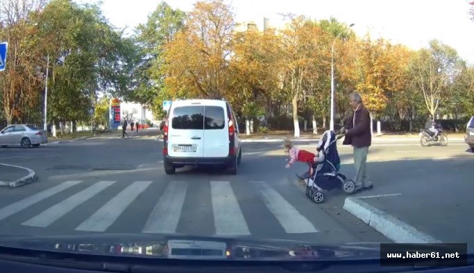 Küçük çocuğu bebek arabasından böyle düşürdü!