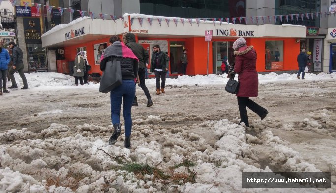 Trabzon'da trafik durdu - Maraş caddesi trafiğe kapatıldı