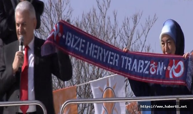 Başbakan Yıldırım Trabzon atkısı ile çıktı!