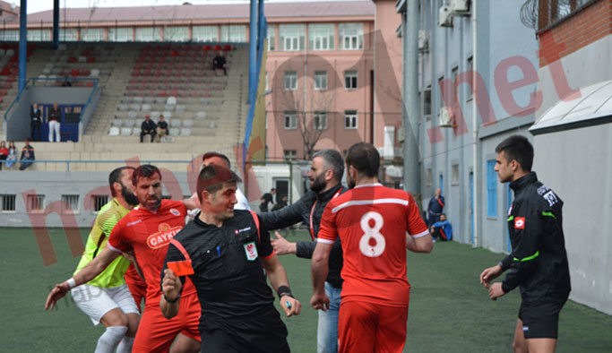 Yavuz Selim stadında olay çıktı. Hakemi darp ettiler!