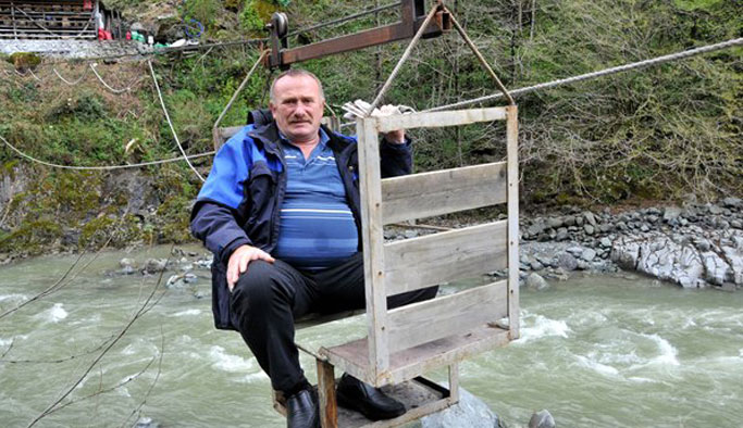 Kovanlarına Teleferikle ulaşıyor