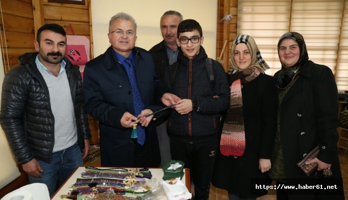 Rize Belediye Başkanı Kasap'a yaptığı tespihi hediye etti